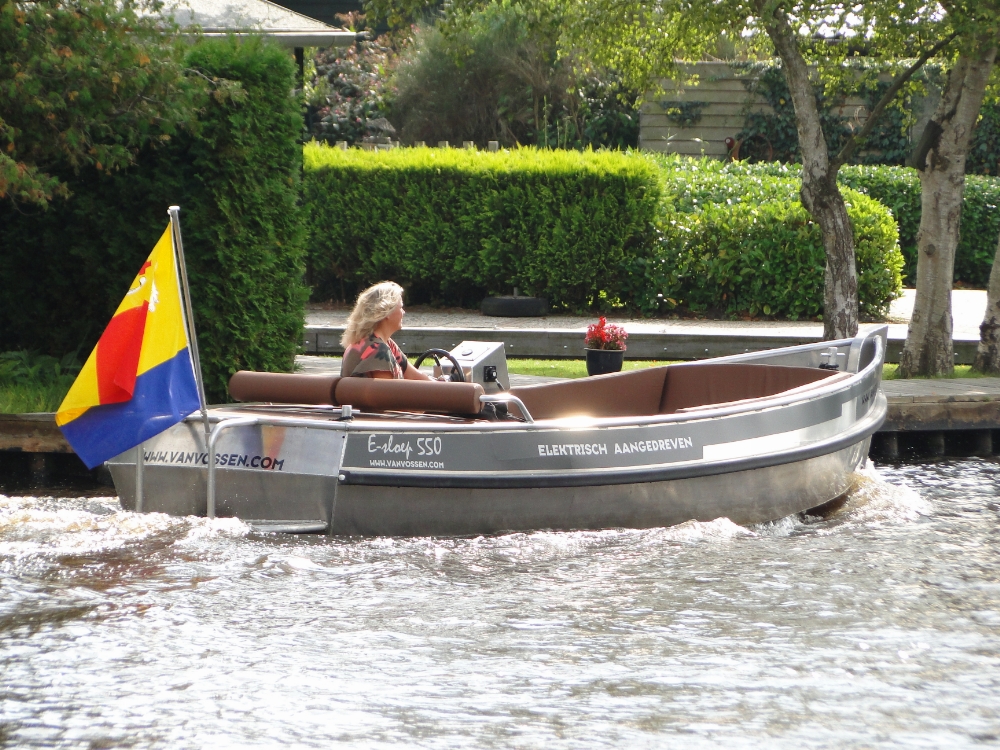 Varen door het waterrijke landschap van Giethoorn